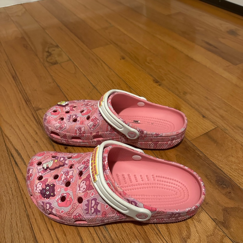 Hello Kitty Pink Patterned crocs - Picture 2 of 4